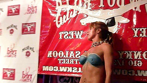 Вечеринки: трахает мать она против