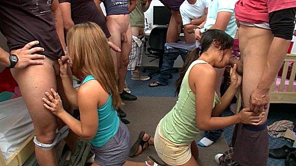 Студентки: трахают 18 школьниц порно видео