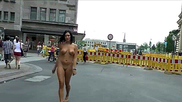 ебет зрелую красотку в жопу