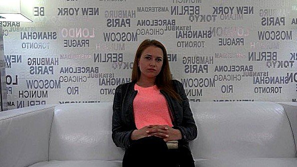 худышку трахают на столе