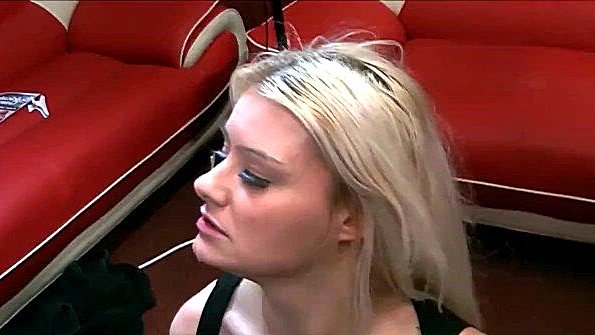 Буккаке: трахает молодую писю видео