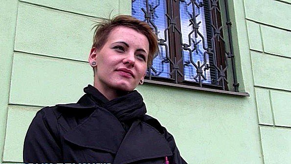трахает рядом подругу жены порно