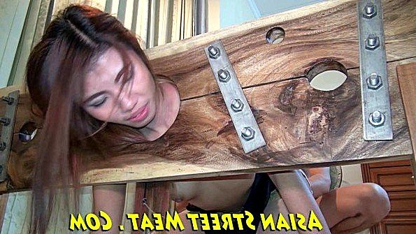 трахает на столе